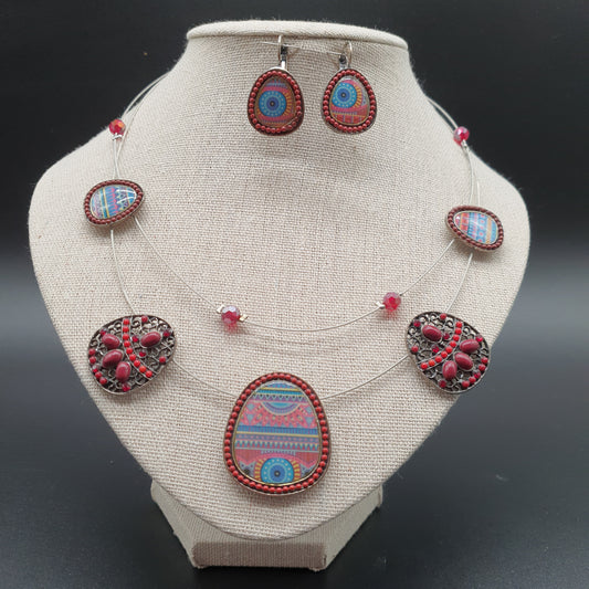 Parure collier boucles d'oreilles pièces géométriques métal émail décoré pierre reconstituée perles à facettes éclats de cristal