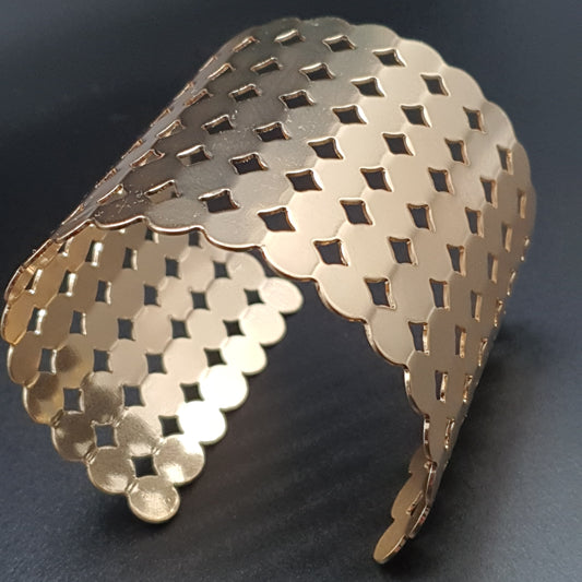 Bracelet manchette ajourée en acier inoxydable argenté ou doré – style moderne et graphique