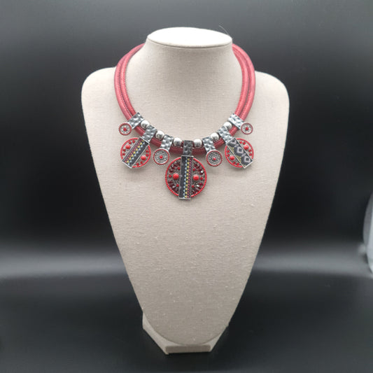 Collier plastron double cordon – tendance ethnique perles & métal martelé