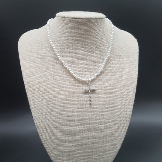 Collier perles eau douce et pendentif croix strass – acier inoxydable argenté