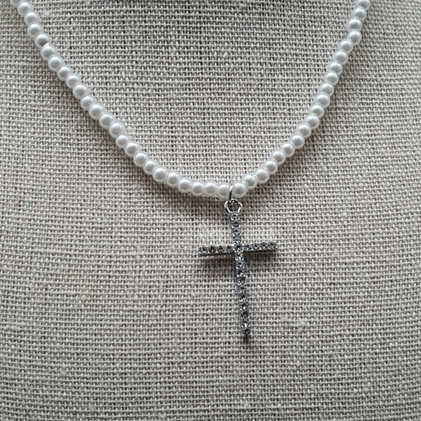 Collier perles eau douce et pendentif croix strass – acier inoxydable argenté