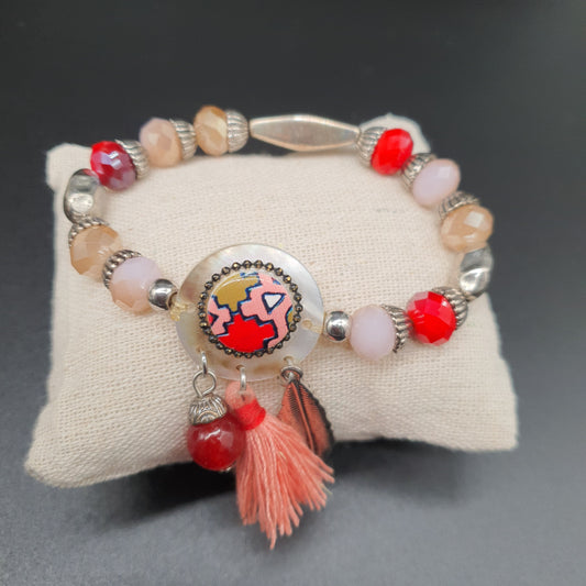 Bracelet élastique perles rouges et dorées orné d’une pièce nacre aztèque