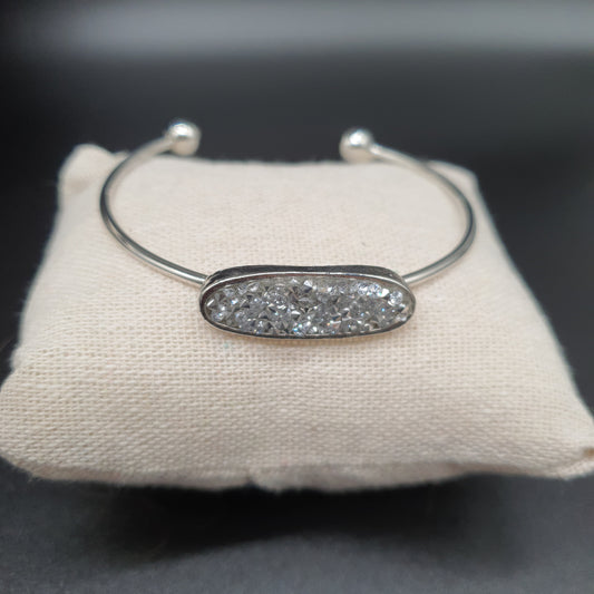 Bracelet jonc ouvert acier inoxydable argenté pièce ovale effet cristal