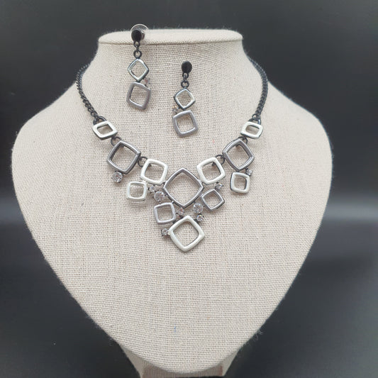 Parure collier boucles d’oreilles acier noir pièces géométriques ajourées finition mate stass