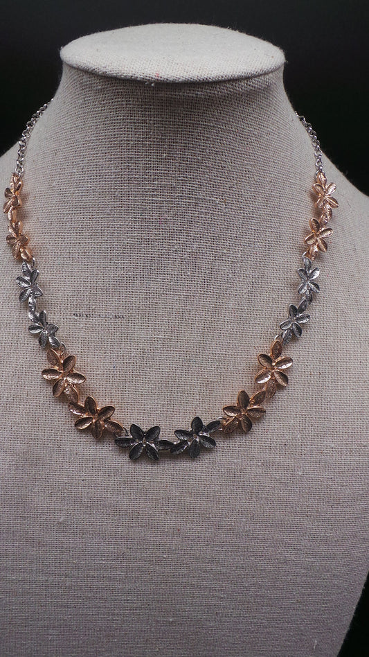 Collier fleurs métal doré et argenté sur chaîne ajustable