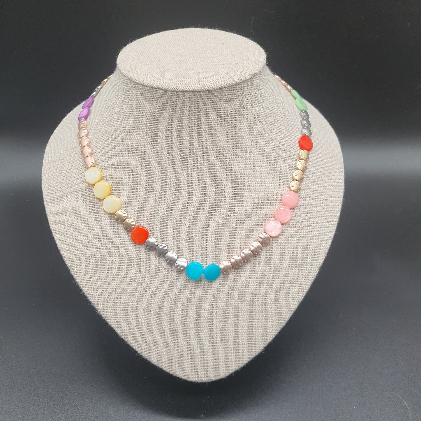 Collier nacre multicolore boutons ronds & métal martelé