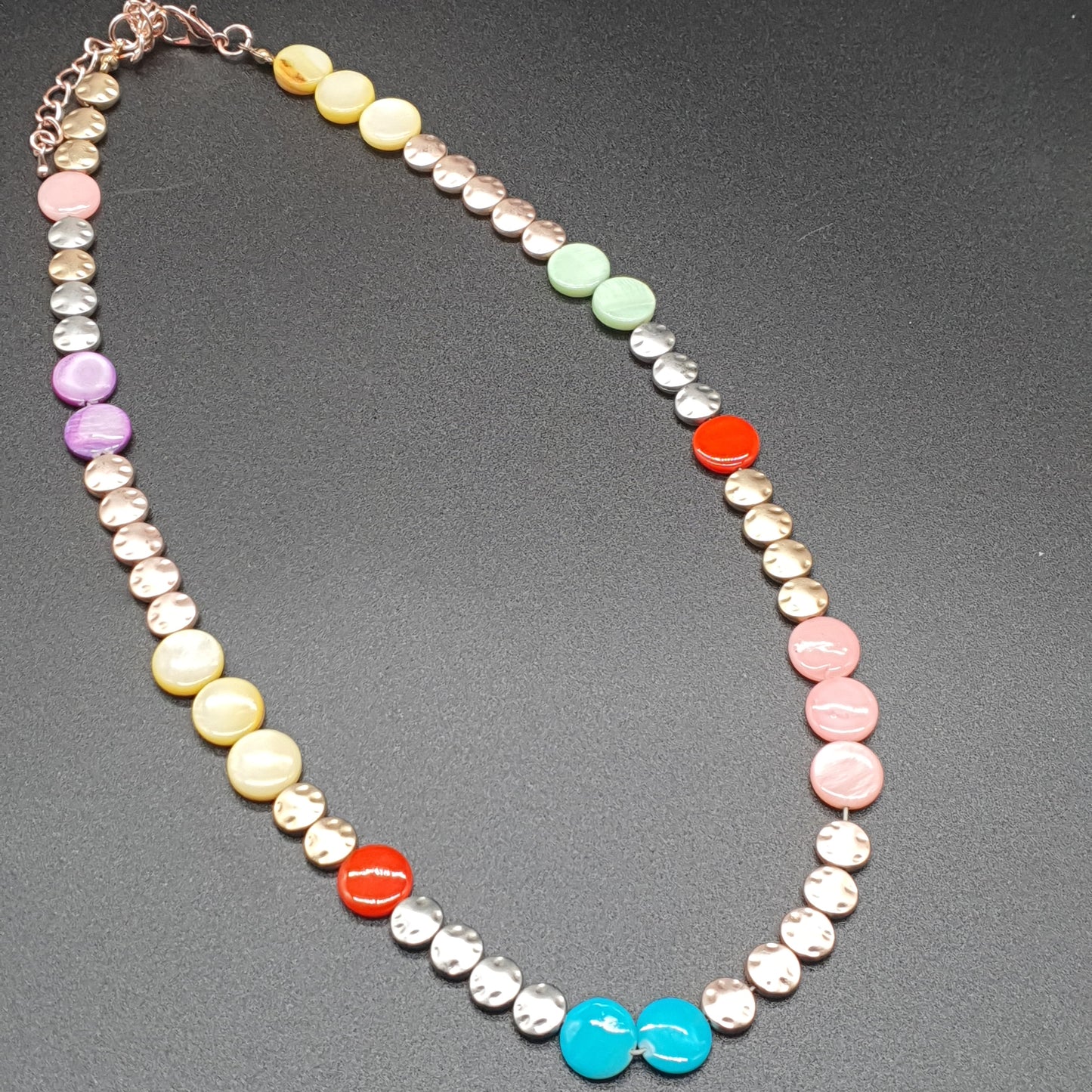 Collier nacre multicolore boutons ronds & métal martelé