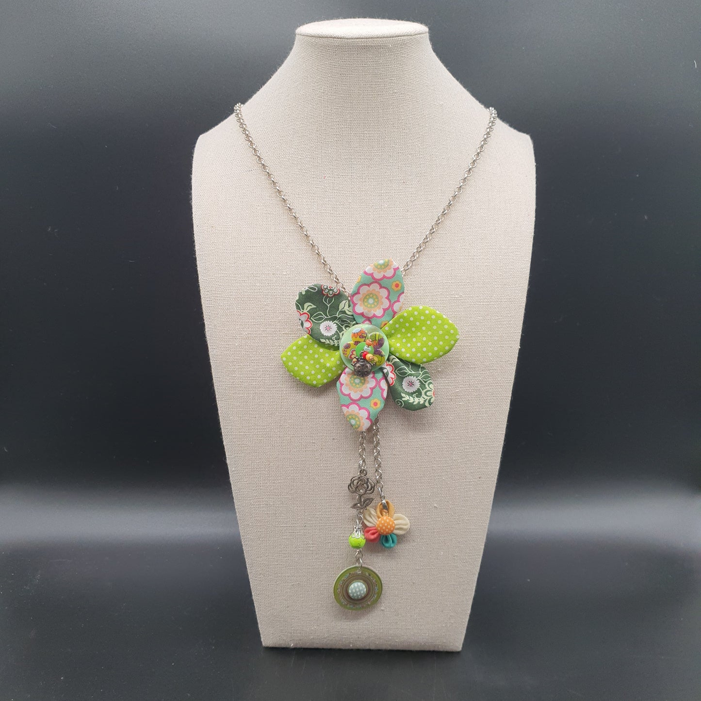 Long bohemian necklace, silver-plated cable chain with metal flower – green pendant