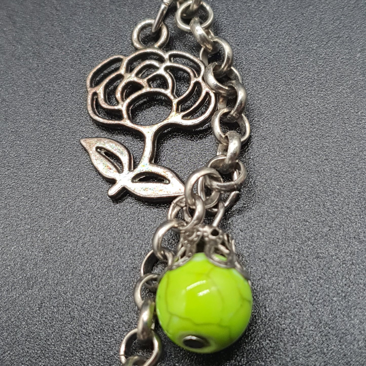 Long bohemian necklace, silver-plated cable chain with metal flower – green pendant