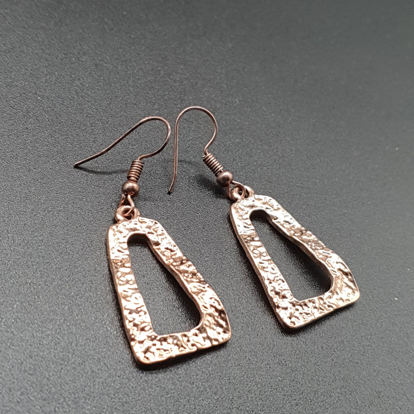 Necklace and drop earrings set in steel, with a curb chain and curved geometric hammered rose gold and silver-tone metal pieces
