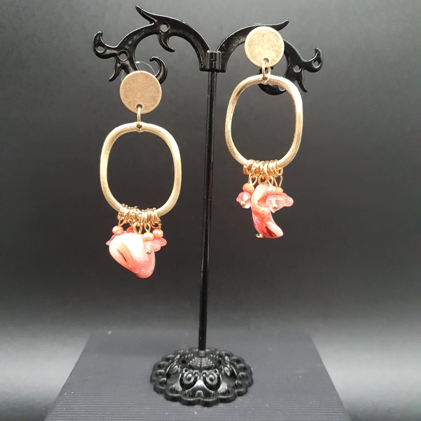 Gold star earrings & crystal shards – refined effect