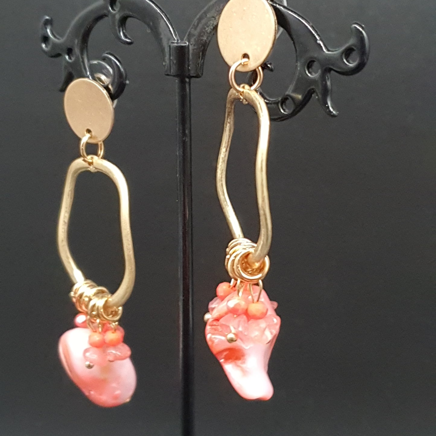 Gold star earrings & crystal shards – refined effect