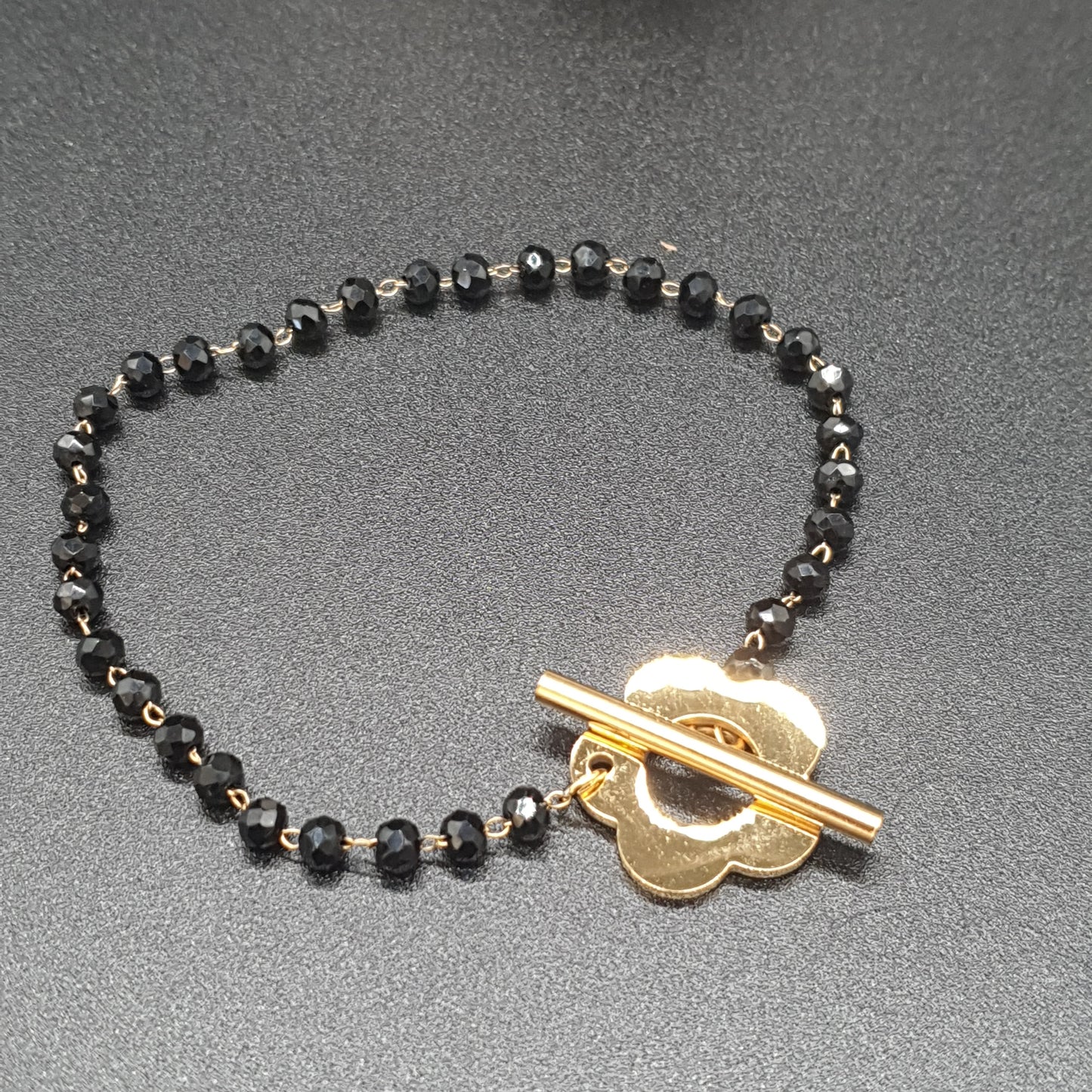Fine gold-plated steel chain bracelet with faceted hematite beads – flower clasp