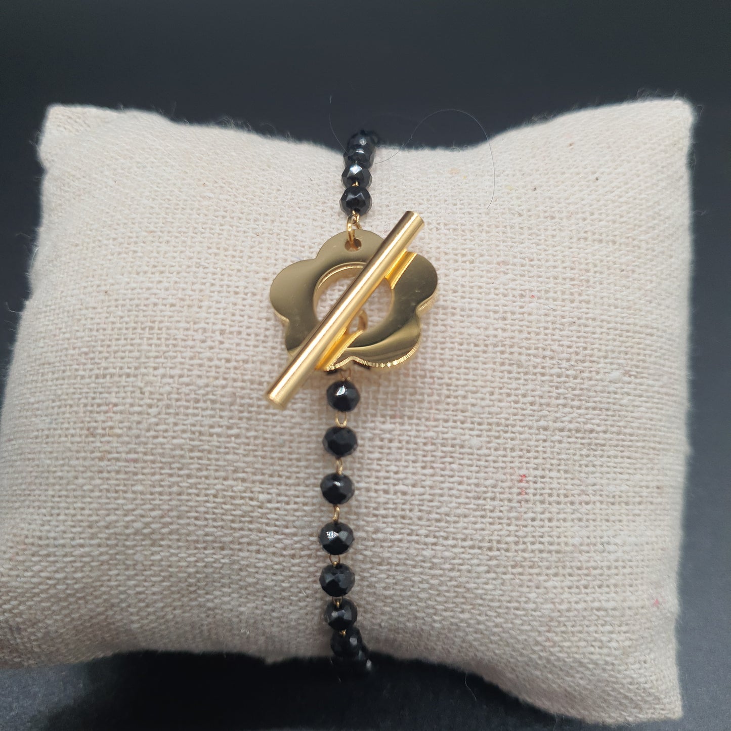 Fine gold-plated steel chain bracelet with faceted hematite beads – flower clasp