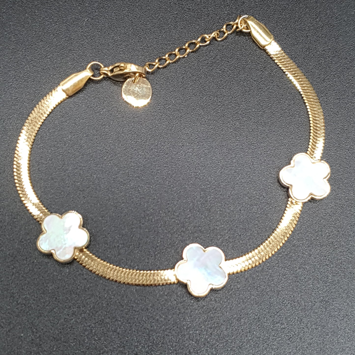 Stainless steel bracelet with gilded mirror chain and metal flowers set with mother-of-pearl