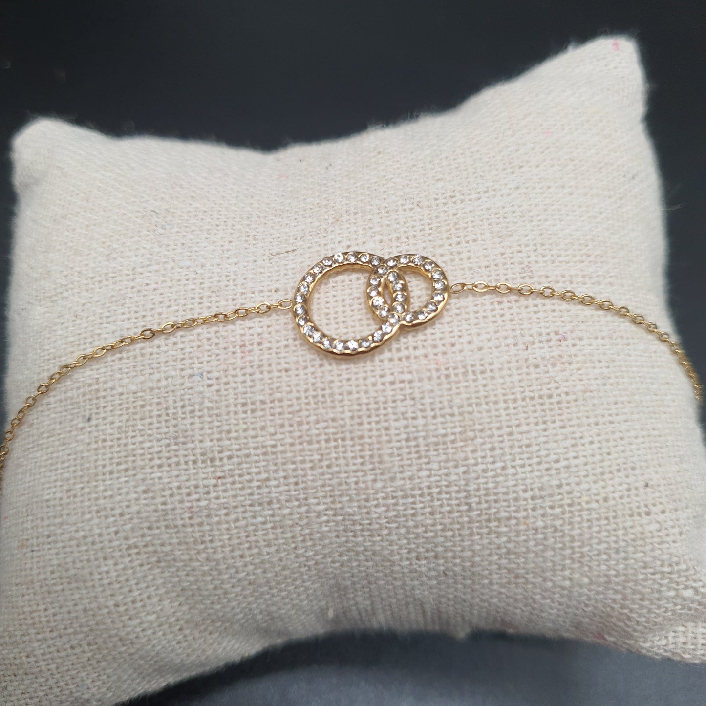 Fine gold-plated bracelet with two intertwined rings and crystals – Stainless steel