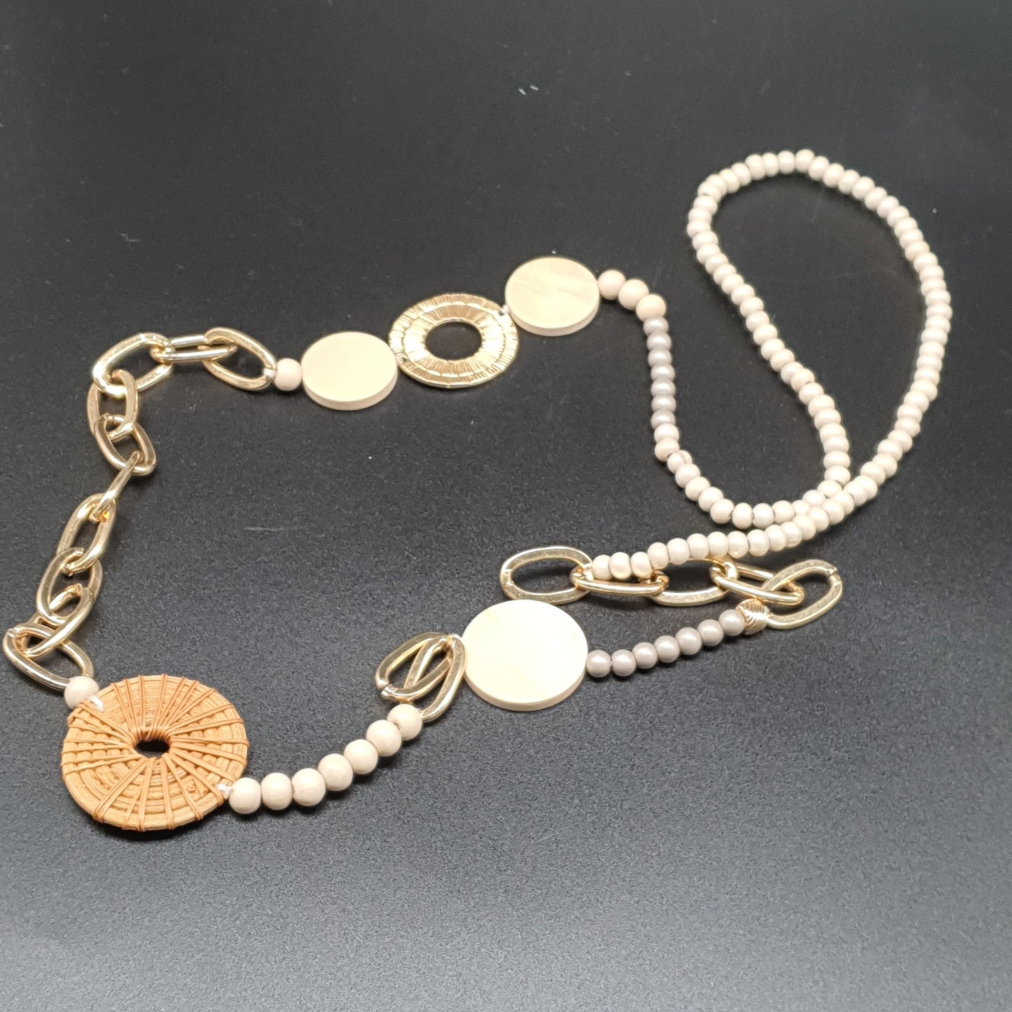 Long gypsy necklace with large gold-plated links – Wooden beads, natural discs and round rings