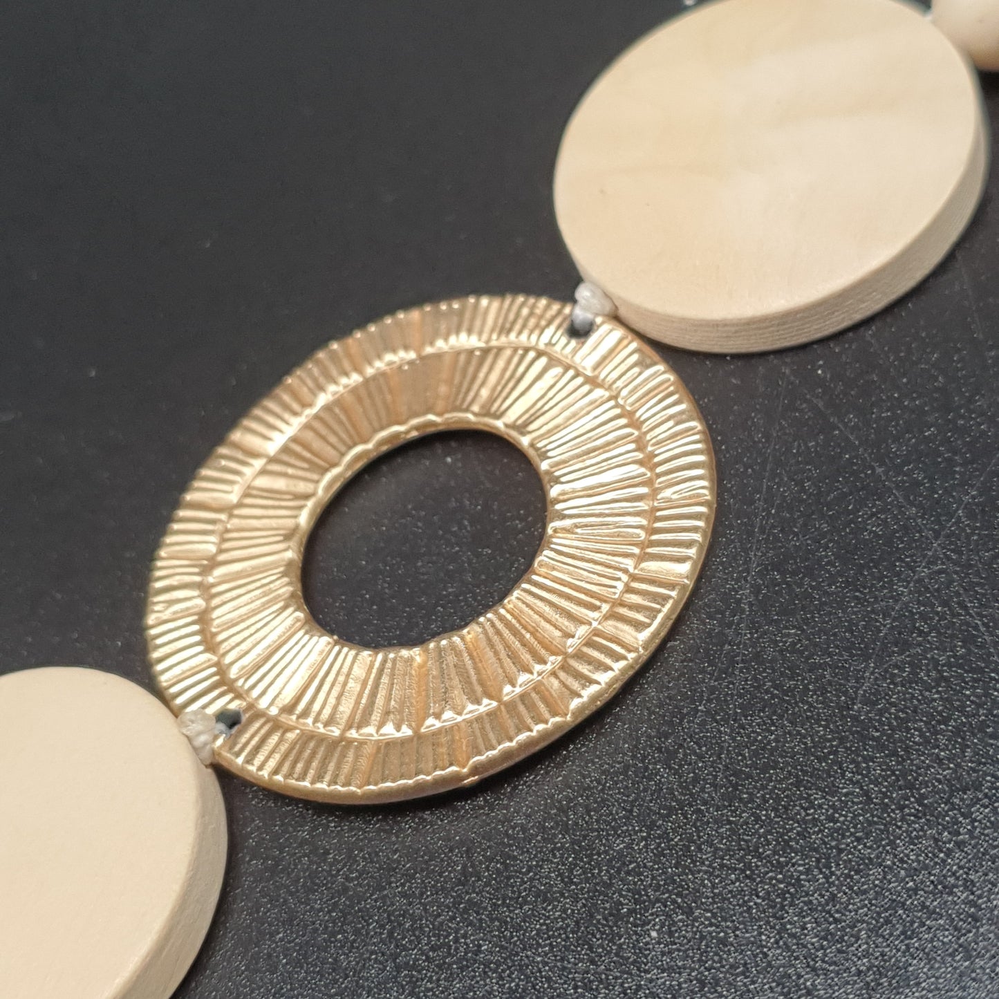 Long gypsy necklace with large gold-plated links – Wooden beads, natural discs and round rings