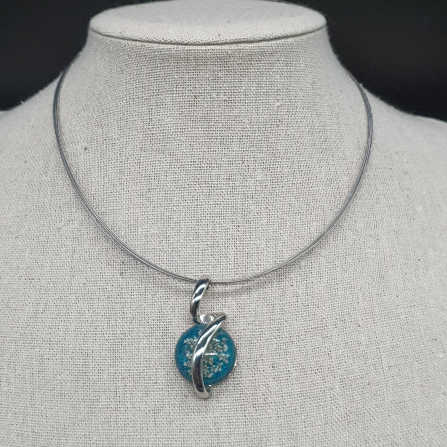 Multi-strand cable necklace with round resin pendant – dried natural flowers