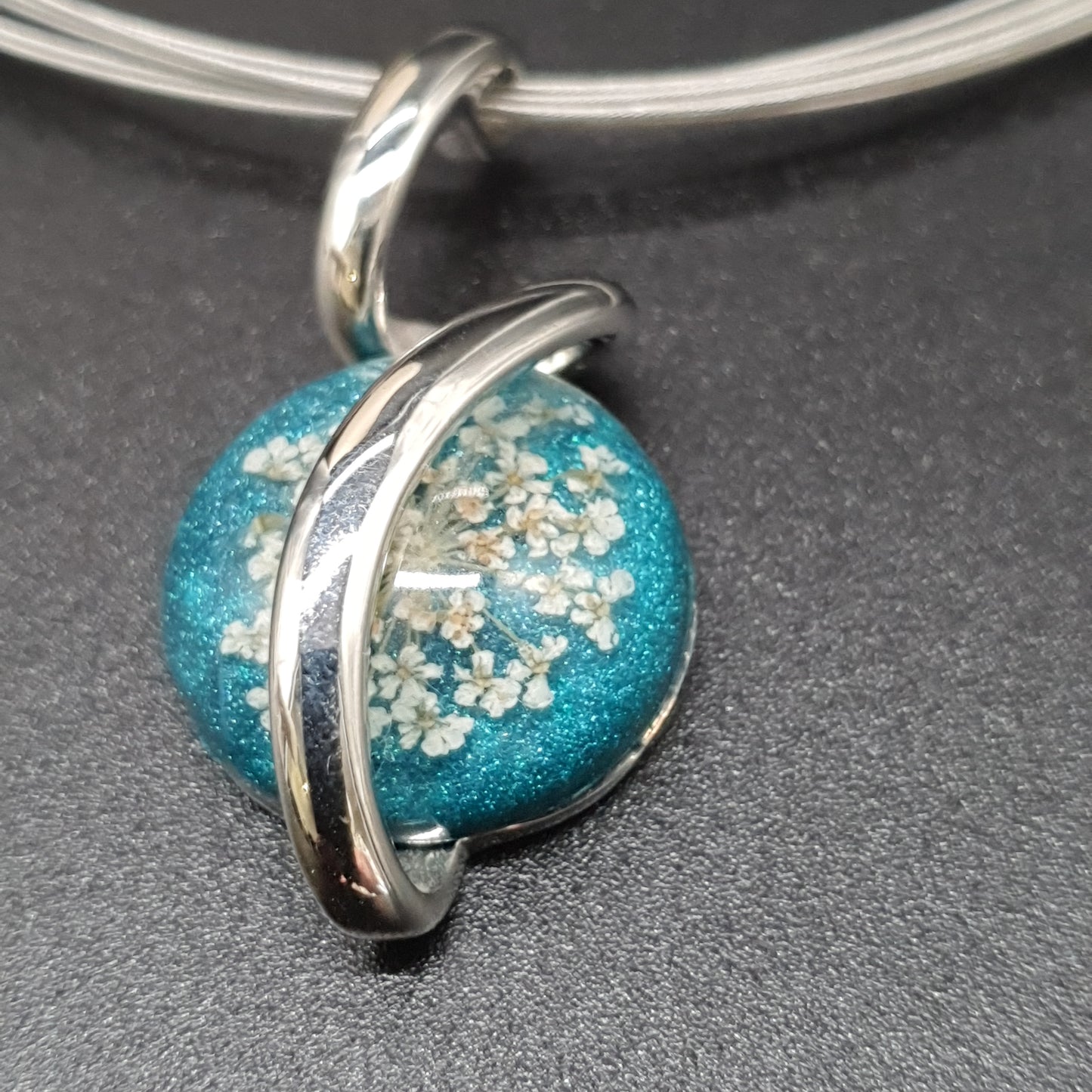 Multi-strand cable necklace with round resin pendant – dried natural flowers