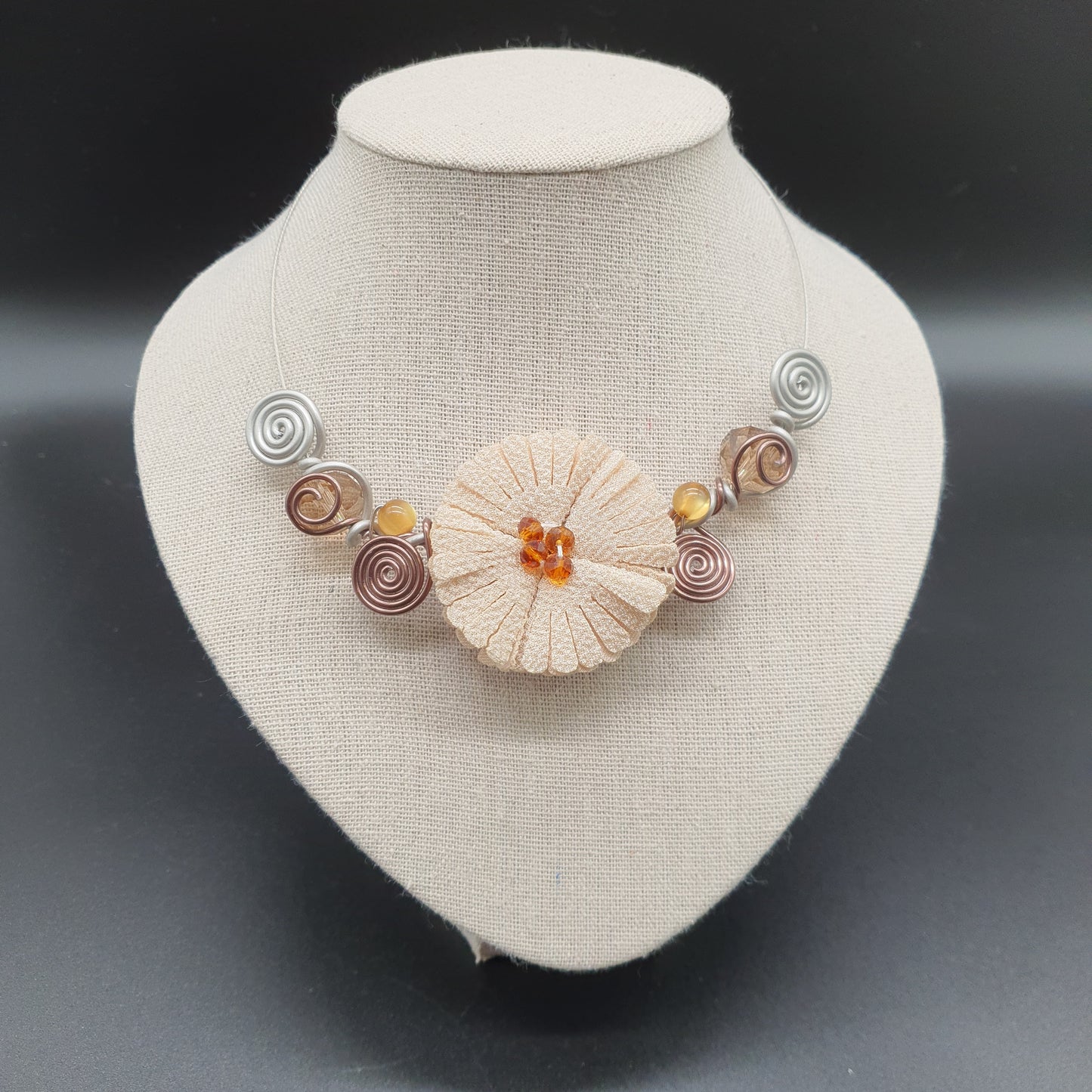 Collier contemporain tissus fleur ivoire