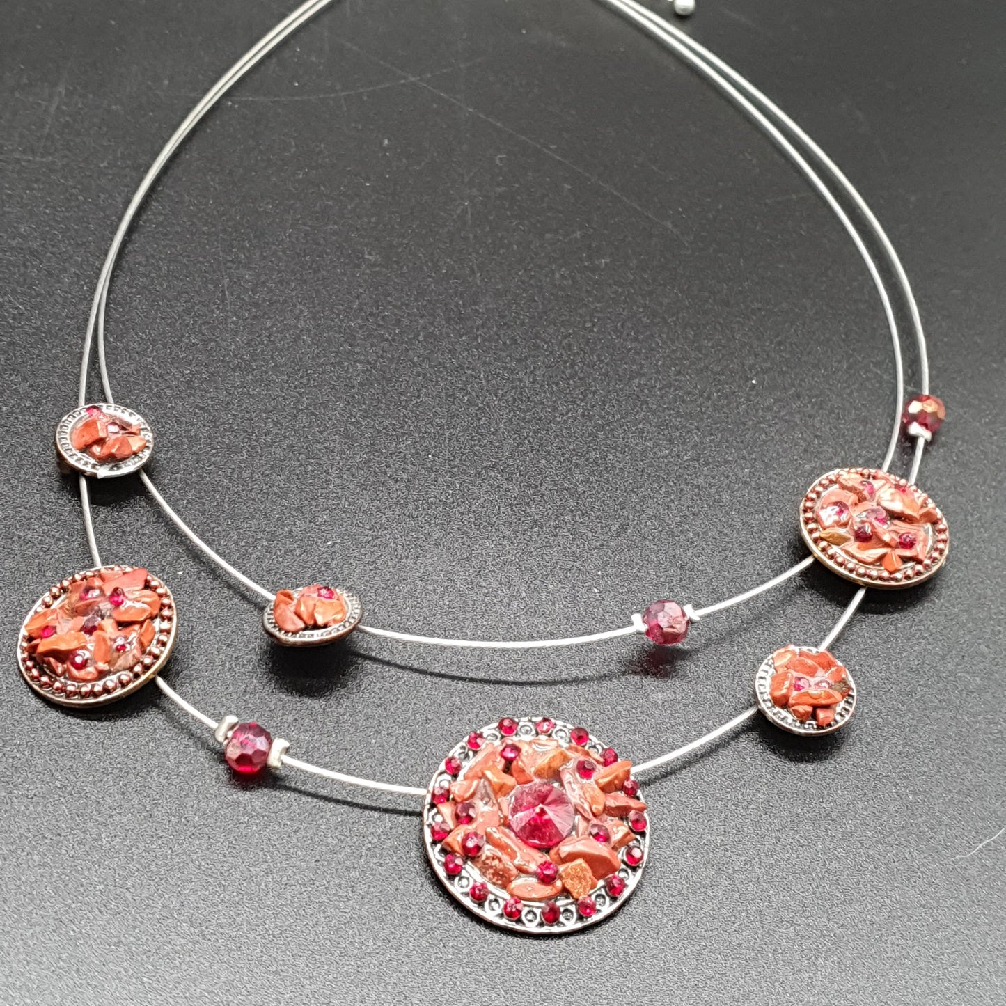 Double-strand wire necklace – metallic beads & stone chips