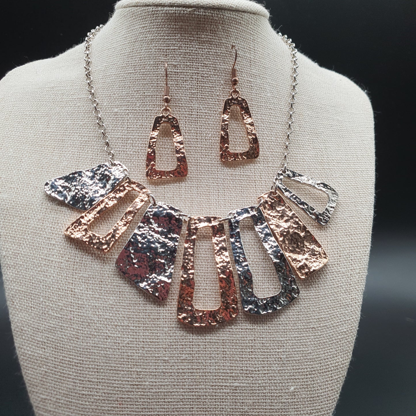 Necklace and drop earrings set in steel, with a curb chain and curved geometric hammered rose gold and silver-tone metal pieces