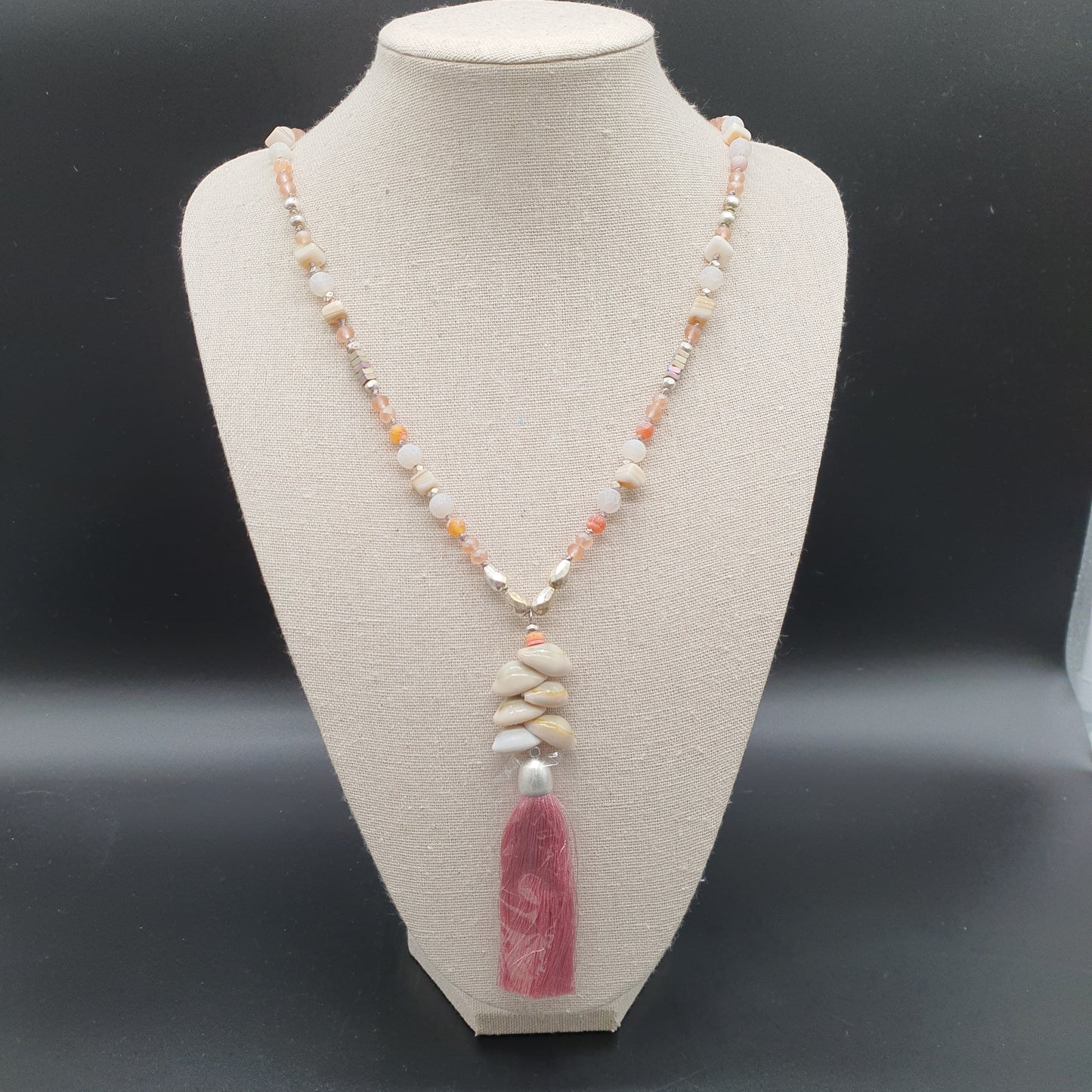 Long necklace with reconstituted stone beads, crystal chips, marbled effect, freshwater, aged gold metal, cowrie shell pendant, cotton tassel