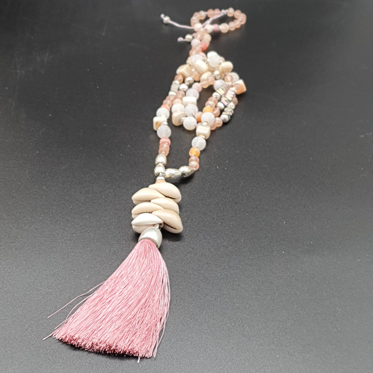 Long necklace with reconstituted stone beads, crystal chips, marbled effect, freshwater, aged gold metal, cowrie shell pendant, cotton tassel