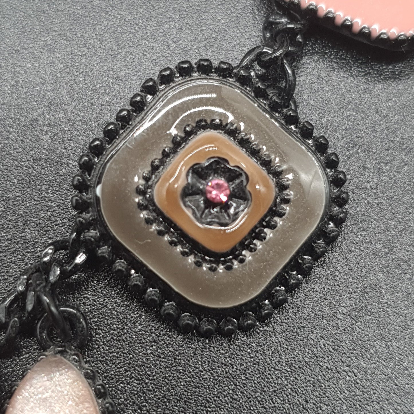 Collier contemporain émaillé noir et vieux rose – Look moderne et audacieux