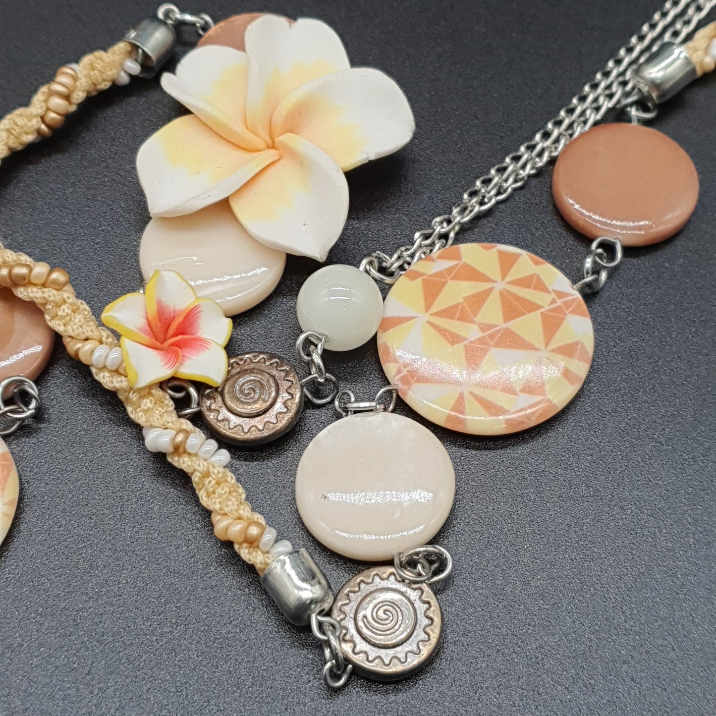 Long necklace & earrings set – Silver-plated double chain, mother-of-pearl beads & flowers